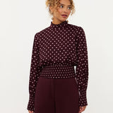 Model in pruimpaarse smock top met roze stippen Ydence Tessa | Jo&Co Club