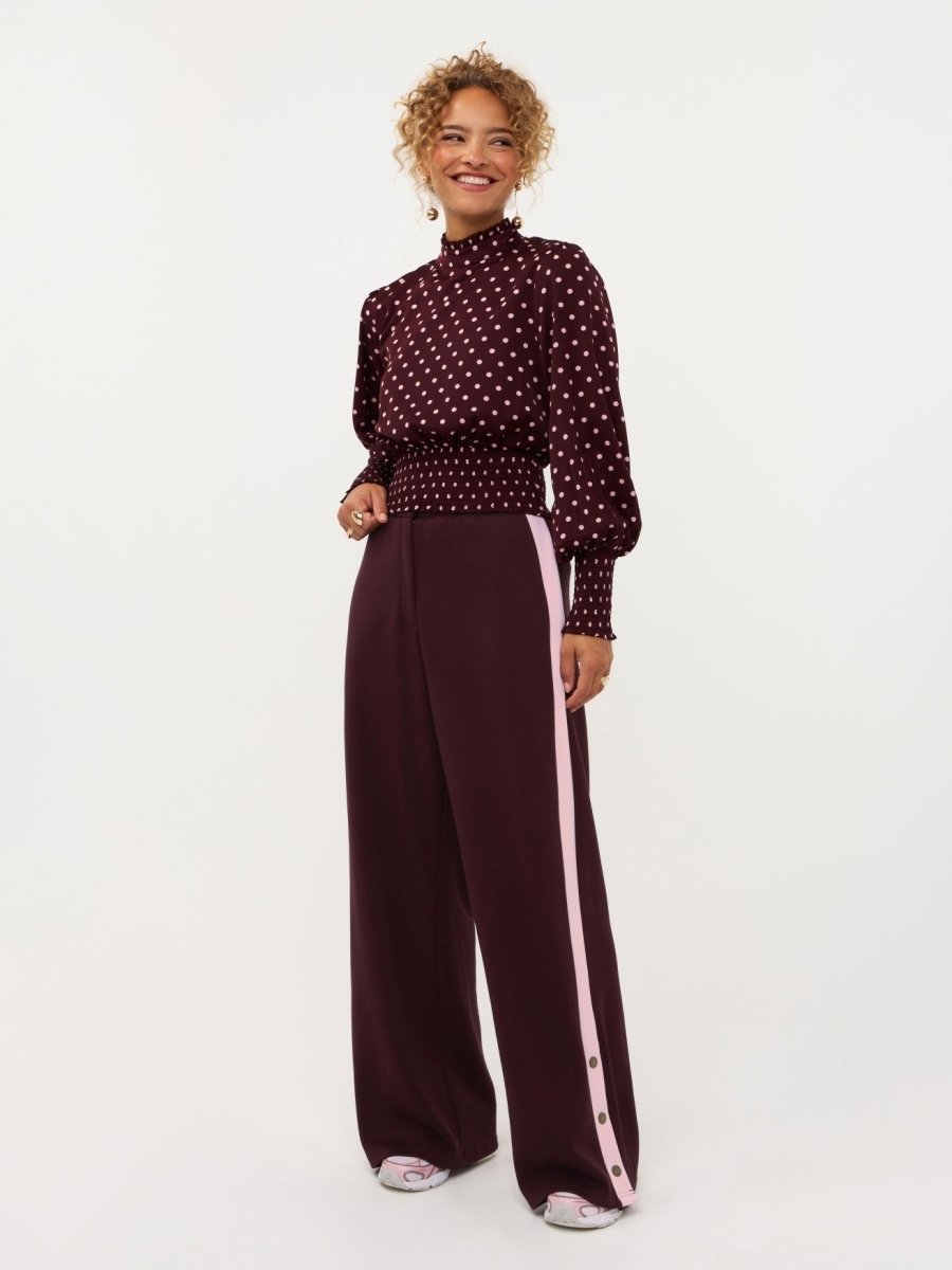 Model in pruimpaarse smock top met roze stippen Ydence Tessa | Jo&Co Club