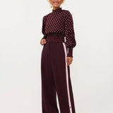 Model in pruimpaarse smock top met roze stippen Ydence Tessa | Jo&Co Club