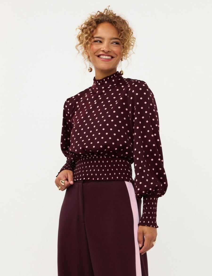 Model in pruimpaarse smock top met roze stippen Ydence Tessa | Jo&Co Club