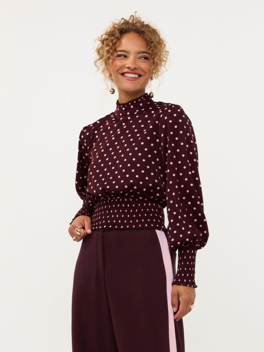 Model in pruimpaarse smock top met roze stippen Ydence Tessa | Jo&Co Club