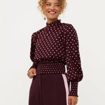 Model in pruimpaarse smock top met roze stippen Ydence Tessa | Jo&Co Club