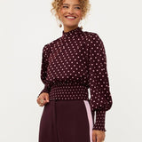 Model in pruimpaarse smock top met roze stippen Ydence Tessa | Jo&Co Club