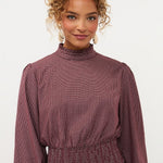 Model in geruite smock top met pofmouwen Ydence Tessa in mauve | Jo&Co Club
