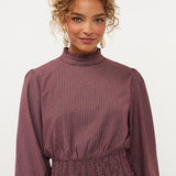 Model in geruite smock top met pofmouwen Ydence Tessa in mauve | Jo&Co Club
