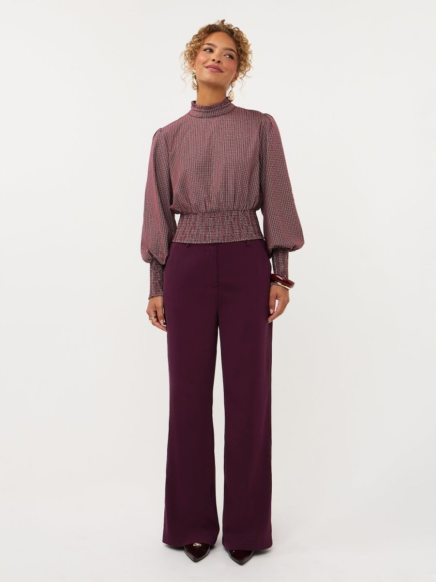 Model in geruite smock top met pofmouwen Ydence Tessa in mauve | Jo&Co Club