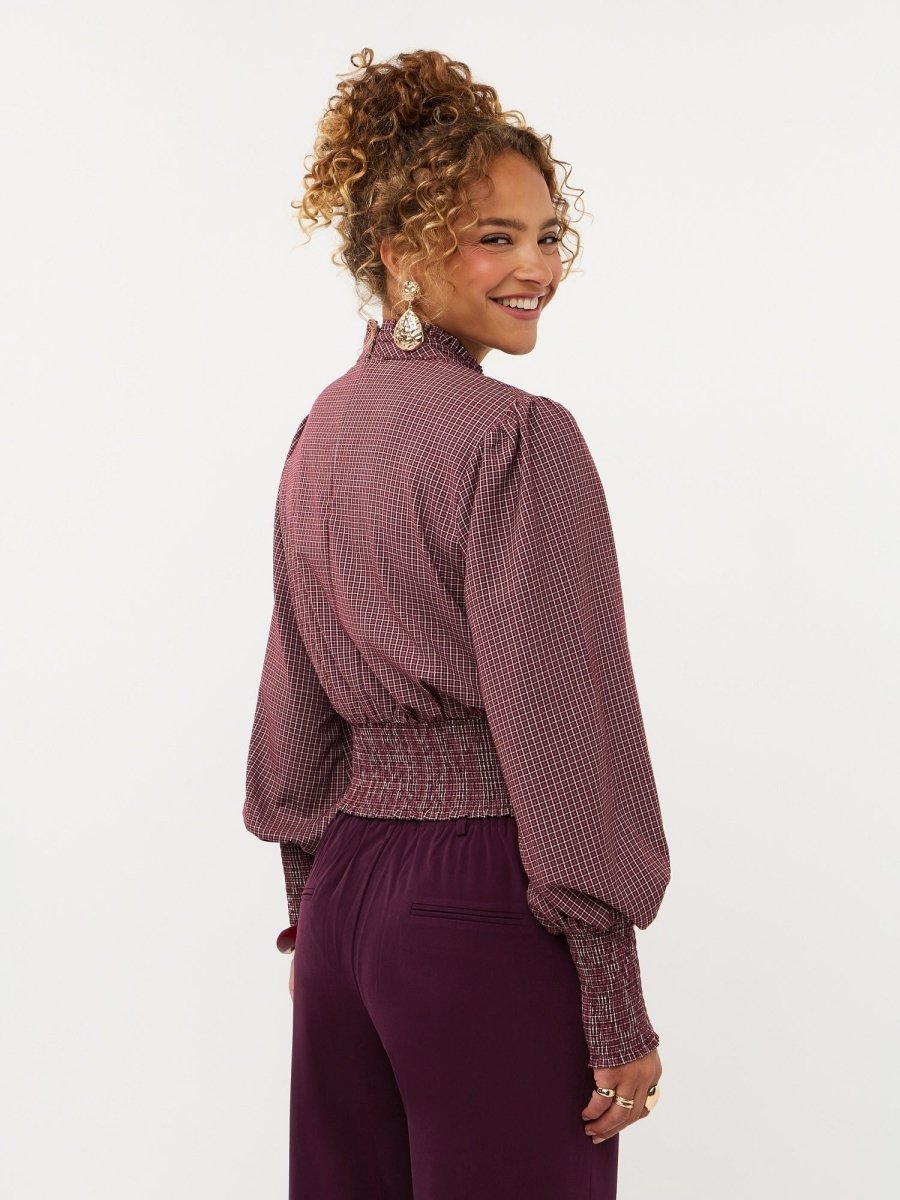 Model in geruite smock top met pofmouwen Ydence Tessa in mauve | Jo&Co Club