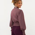 Model in geruite smock top met pofmouwen Ydence Tessa in mauve | Jo&Co Club