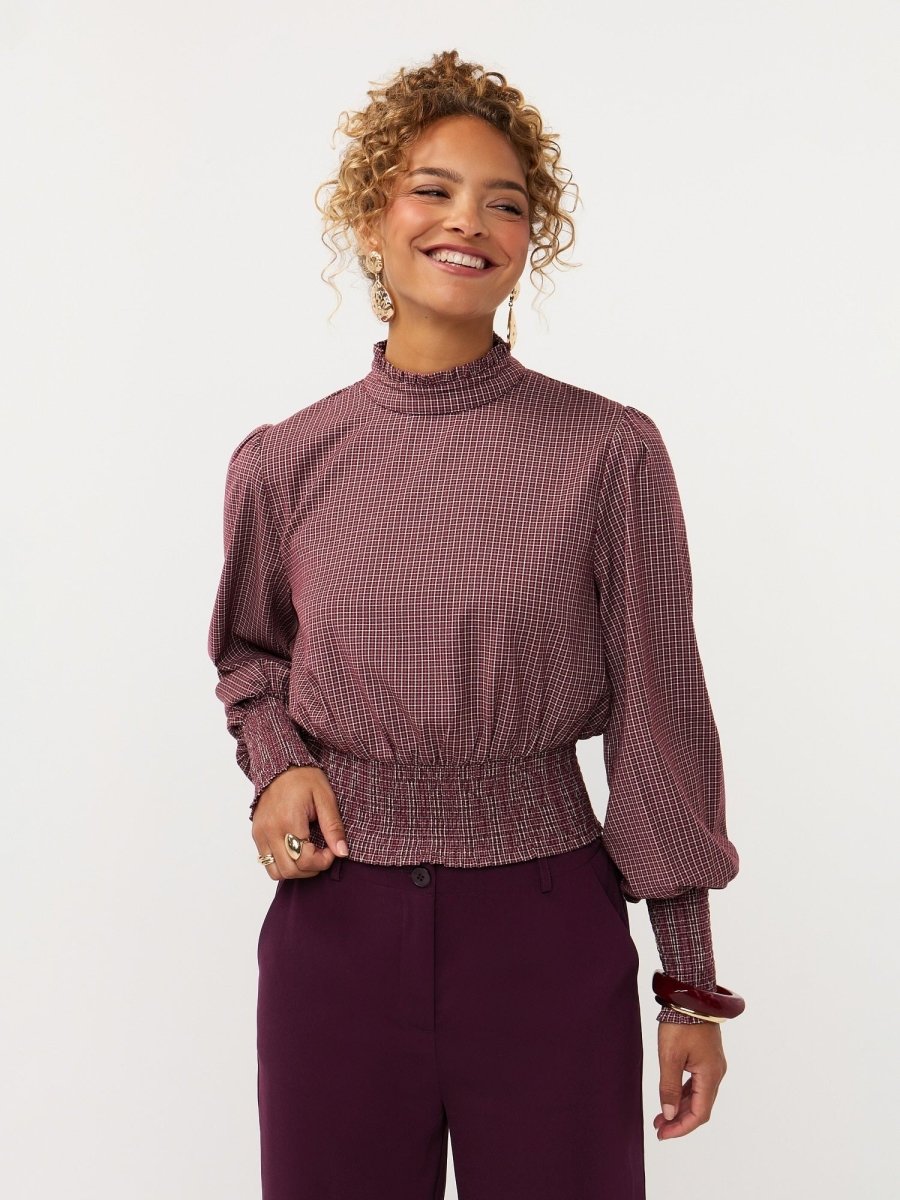 Model in geruite smock top met pofmouwen Ydence Tessa in mauve | Jo&Co Club