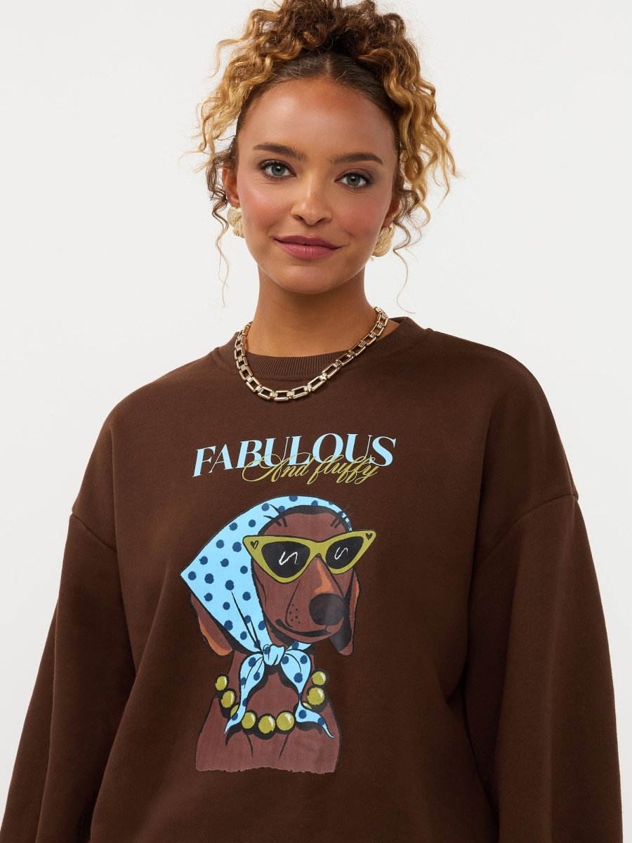 Model draagt de Ydence Fabulous and fluffy trui in bruin, close-up van de print | Ydence Fabulous | Jo&Co Club