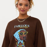 Model draagt de Ydence Fabulous and fluffy trui in bruin, close-up van de print | Ydence Fabulous | Jo&Co Club