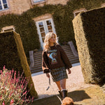 Model draagt de bruine Fabulous and fluffy trui buiten, met hond | Ydence Fabulous | Jo&Co Club