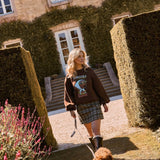 Model draagt de bruine Fabulous and fluffy trui buiten, met hond | Ydence Fabulous | Jo&Co Club