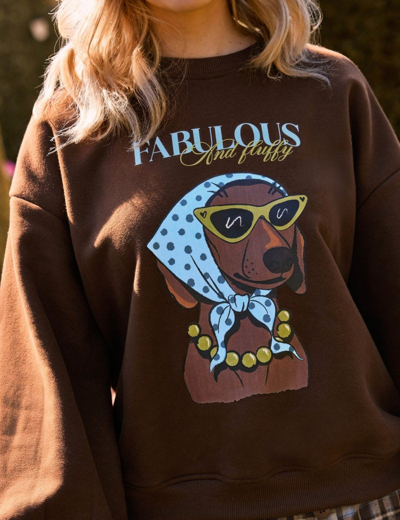 Model draagt de Ydence Fabulous and fluffy trui in bruin | Ydence Fabulous | Jo&Co Club