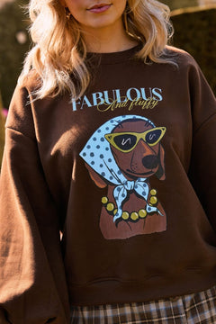 Model draagt de Ydence Fabulous and fluffy trui in bruin | Ydence Fabulous | Jo&Co Club
