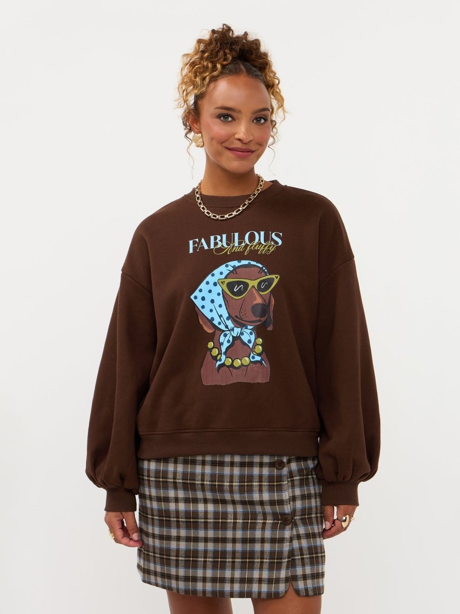 Model draagt de bruine Fabulous and fluffy trui op een geruite rok | Ydence Fabulous | Jo&Co Club
