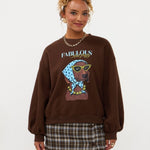 Model draagt de bruine Fabulous and fluffy trui op een geruite rok | Ydence Fabulous | Jo&Co Club
