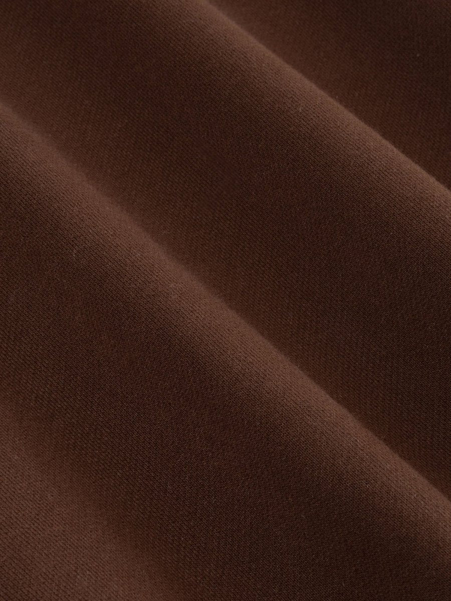 Detailopname van de stof van een trui in bruin | Ydence Iconic | Jo&Co Club