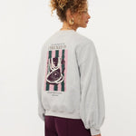 Model in grijze sweater met hartje en print op de rug Ydence Checked In | Jo&Co Club