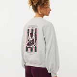 Model in grijze sweater met hartje en print op de rug Ydence Checked In | Jo&Co Club
