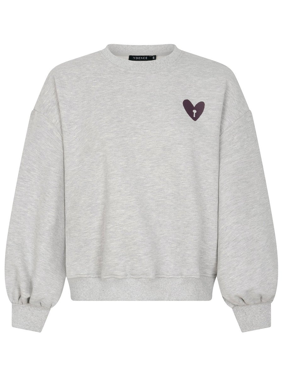 Grijze sweater met hartje en print op de rug Ydence Checked In – voorkant | Jo&Co Club