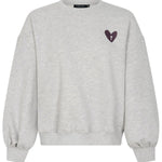 Grijze sweater met hartje en print op de rug Ydence Checked In – voorkant | Jo&Co Club