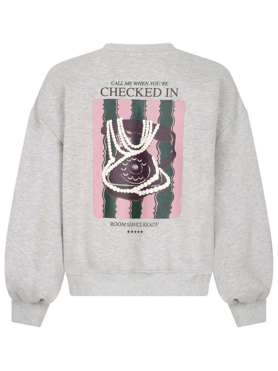 Grijze sweater met hartje en print op de rug Ydence Checked In – achterkant | Jo&Co Club