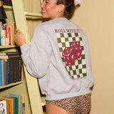 model draagt de roll with it sweater van ydence voor dames.