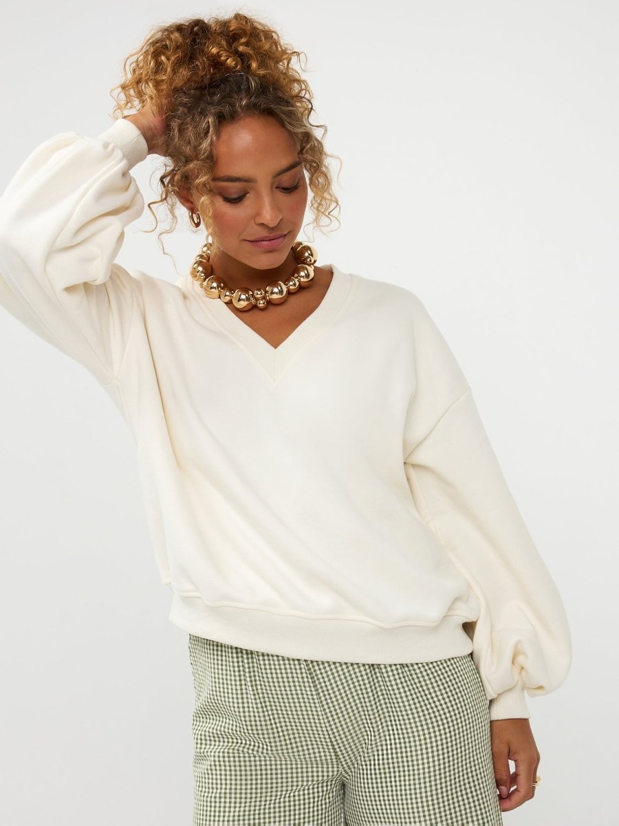 Ydence Sweater Strawberry | Ecru in gebroken wit (ecru); de broek heeft een, wijde pijpen
