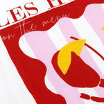 Close-up van de rode kreeftprint met gele citroenaccenten en roze-witte strepen op het Ydence Lobster T-shirt.