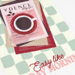 Close-up van de YDENCE Magazine printdetail op de rug van het Sunday mornings T-shirt | Jo&Co Club