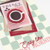 Close-up van de YDENCE Magazine printdetail op de rug van het Sunday mornings T-shirt | Jo&Co Club
