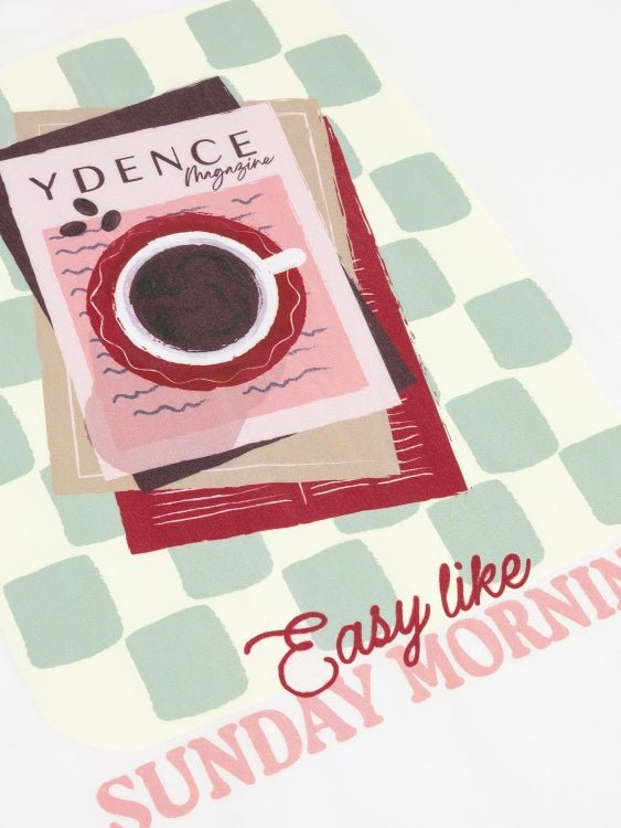 Close-up van de YDENCE Magazine printdetail op de rug van het Sunday mornings T-shirt | Jo&Co Club