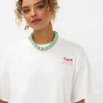 Detailfoto schouders en borduursel van het Ydence Sunday mornings T-shirt | Jo&Co Club