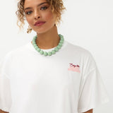 Detailfoto schouders en borduursel van het Ydence Sunday mornings T-shirt | Jo&Co Club
