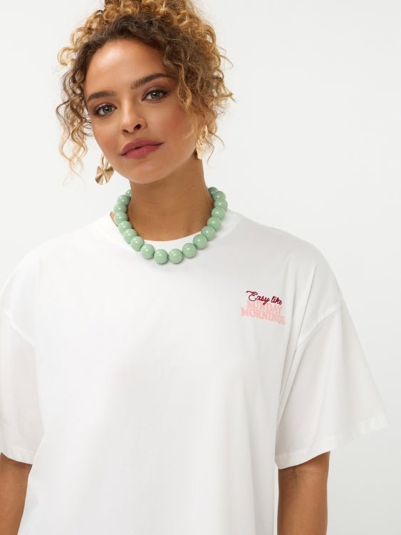 Detailfoto schouders en borduursel van het Ydence Sunday mornings T-shirt | Jo&Co Club