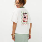 Achteraanzicht model in Ydence Sunday mornings T-shirt met YDENCE Magazine printje en koffiemok | Jo&Co Club