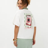 Achteraanzicht model in Ydence Sunday mornings T-shirt met YDENCE Magazine printje en koffiemok | Jo&Co Club