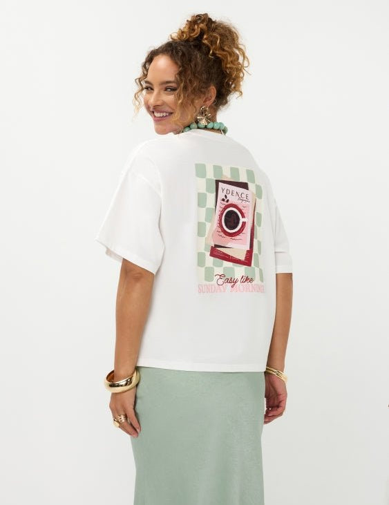 Achteraanzicht model in Ydence Sunday mornings T-shirt met YDENCE Magazine printje en koffiemok | Jo&Co Club