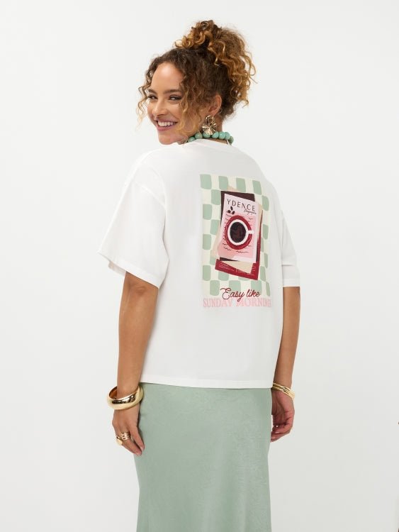 Achteraanzicht model in Ydence Sunday mornings T-shirt met YDENCE Magazine printje en koffiemok | Jo&Co Club