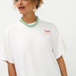 Close-up portret model in oversized off-white Ydence Sunday mornings T-shirt | Jo&Co Club