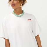 Close-up portret model in oversized off-white Ydence Sunday mornings T-shirt | Jo&Co Club