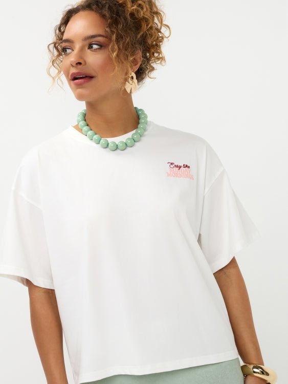 Close-up portret model in oversized off-white Ydence Sunday mornings T-shirt | Jo&Co Club