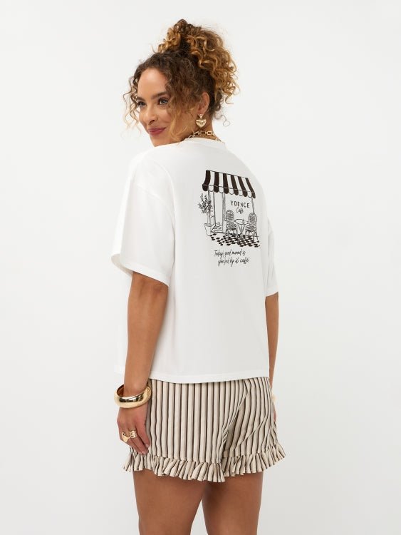 Achteraanzicht model in Ydence Caffè T-shirt met grafische cafédruk en luifel-illustratie | Jo&Co Club