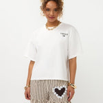 Model in oversized off-white Ydence Caffè T-shirt met gestreepte ruche-short, frontaal | Jo&Co Club