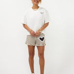 Tweede full body shot Ydence Caffè T-shirt in off-white met gestreepte short | Jo&Co Club