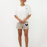 Tweede full body shot Ydence Caffè T-shirt in off-white met gestreepte short | Jo&Co Club