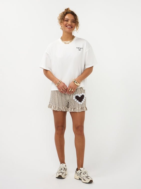 Tweede full body shot Ydence Caffè T-shirt in off-white met gestreepte short | Jo&Co Club