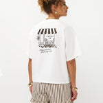 Lachend model van achteren in off-white Ydence Caffè T-shirt met cafédruk | Jo&Co Club