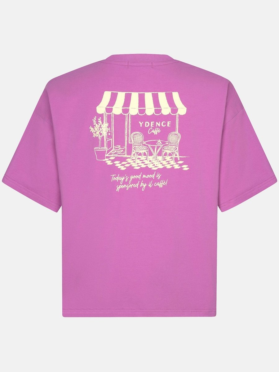 Dit is een foto van de achterkant van een T-shirt, plat gefotografeerd tegen een lichtgrijze | Ydence cafe | Jo&Co Club